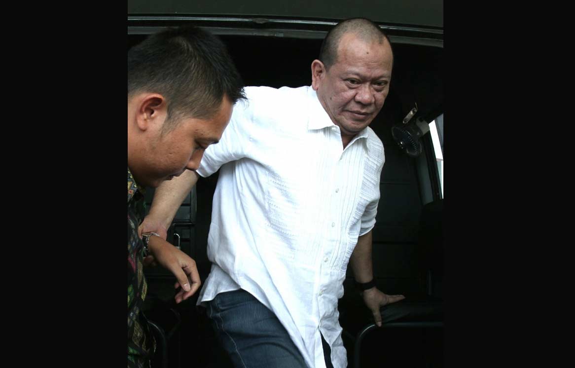 Tersangka kasus dugaan korupsi penyalahgunaan dana hibah di Kadin Jawa Timur, La Nyalla Mattalitti dikawal petugas turun dari mobil saat sampai di Gedung Bundar Kejaksaan Agung, Jakarta, Selasa (21/6). foto: merdeka.com