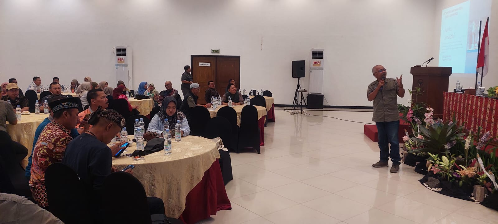Agus Adi Santoso dari KWG saat memberikan ilmu jurnalistik kepada kades dan perangkat desa se-Kecamatan Driyorejo. Foto: Ist.