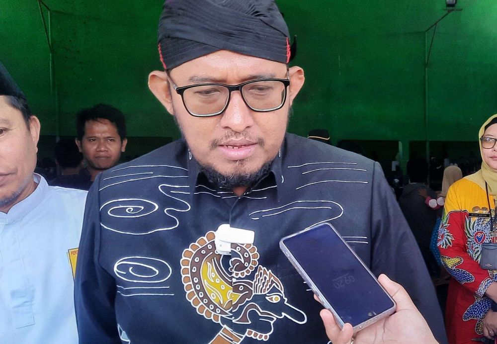 Bupati Sumenep, Ahmad Fauzi Wongsojudo saat memberi keterangan ke awak media