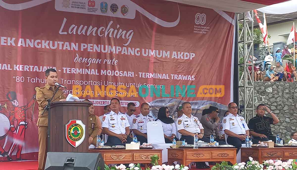 Bupati Mojokerto saat memberi sambutan dalam peresmian Angkutan Feeder Wisata Trawas-Mojokerto. Foto: ROCHMAT SAIFUL ARIS/BANGSAONLINE