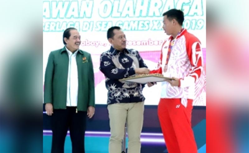 Sekdaprov Jatim Heru Tjahjono bersama Ketua Umum KONI Jatim Erlangga Satriagung menyerahkan langsung hadiah tersebut pada para atlet.