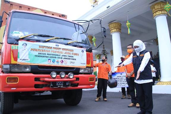Gubernur Jawa Timur Khofifah Indar Parawansa saat memberangkan bantuan. foto: ist/ bangsaonline.com