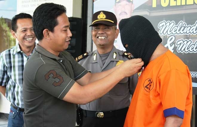 Abah Dirman diamankan di Mapolres Banyuwangi.
