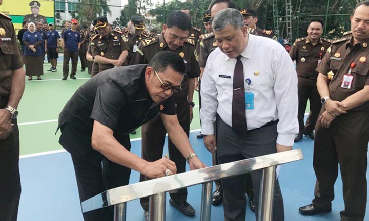 Kajati Jatim Sunarta meresmikan Lapangan Futsal dan Tenis yang berada di halaman depan Gedung Kejati Jatim, Senin (7/10).