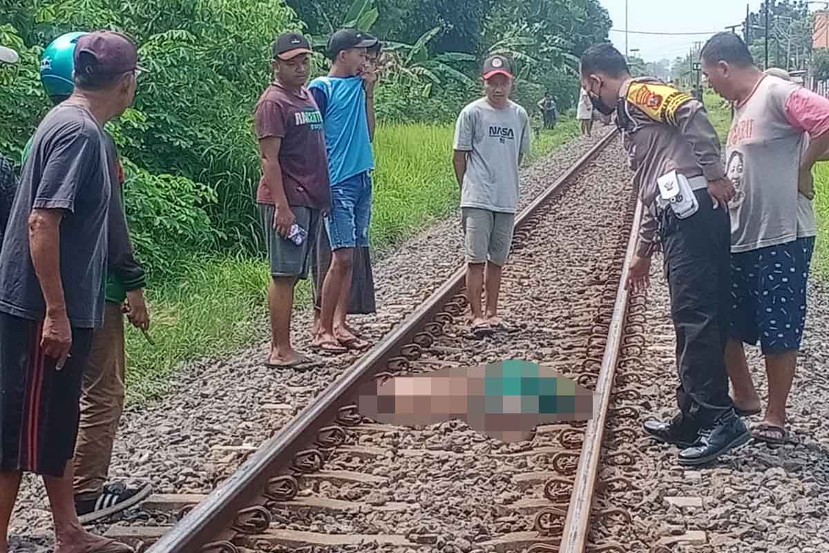 Korban yang diduga depresi di lokasi kejadian dengan kondisi badannya terpotong.