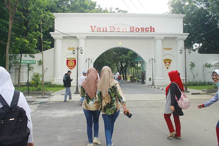 Beberapa siswa SMA Negeri 3 Pasuruan serta muda-mudi tampak sedang memasuki Benteng Van Den Bosch, Ngawi.