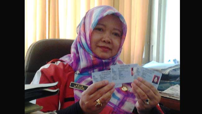 Ari Januarsih, Kabid PP, Dispendukcapil Pacitan menunjukkan e-KTP. foto: BANGSAONLINE