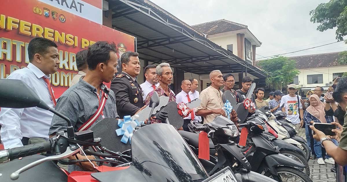 Konferensi pers terkait pengungkapan sindikat curanmor atau pencurian kendaraan bermotor di Mapolres Jombang.