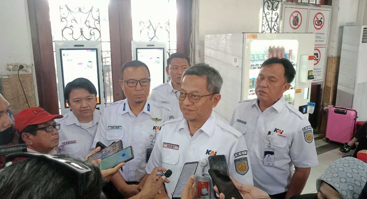 Direktur Operasi dan Pemasaran KAI Commuter, Heri Siswanto, saat memberi keterangan ke awak media.