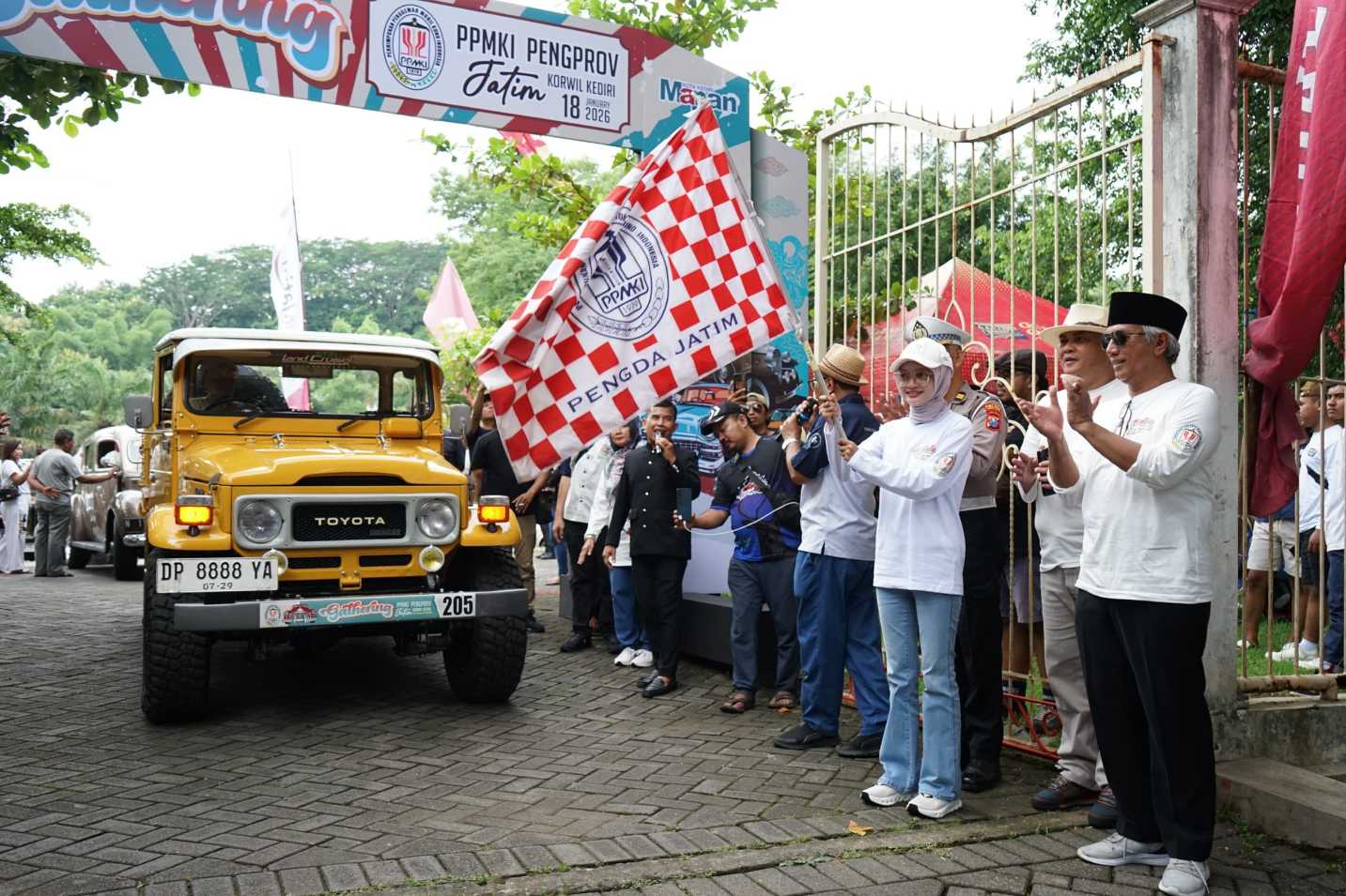 Wali Kota Kediri Vinanda Prameswati saat memberangkatkan Rally Wisata Mobil Kuno. (Ist)