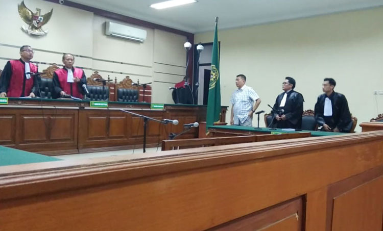 Sekda Gresik (nonaktif) Andhy Hendro Wijaya, didampingi kuasa hukumnya Hariyadi, S.H. saat sidang di PN Tipikor, Surabaya, Senin (30/3). foto: ist.