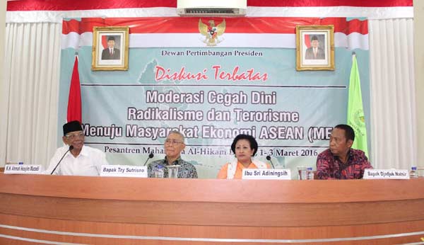 Para narasumber diskusi yang digelar Dewan Pertimbangan Presiden di Pesantren Mahasiswa Al Hikam Depok Jawa Barat, Rabu (2/3/2016). foto: BANGSAONLINE