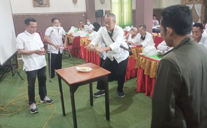 Pemateri saat membimbing para peserta pelatihan fotografi produk. 