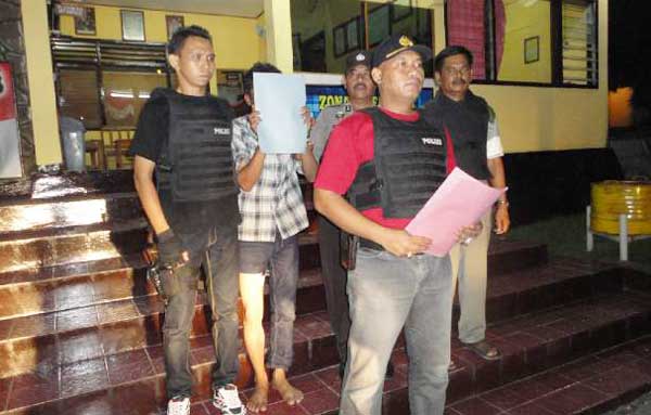 Kapolsek Rengel, AKP Musa Bachtiar saat mengeler pelaku di Mapolsek Rengel. (foto: suwandi/BANGSAONLINE)