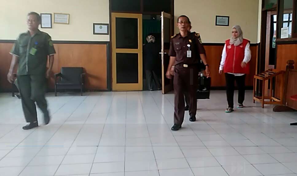 Terdakwa Septi Handayani, usai sidang di PN Sidoarjo.foto: nanang ichwan/ BANGSAONLINE