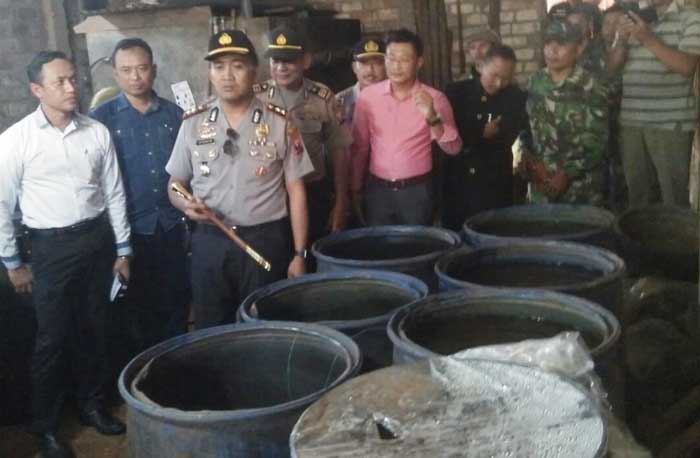 Kapolres saat meninjau langsung lokasi penggerebekan.