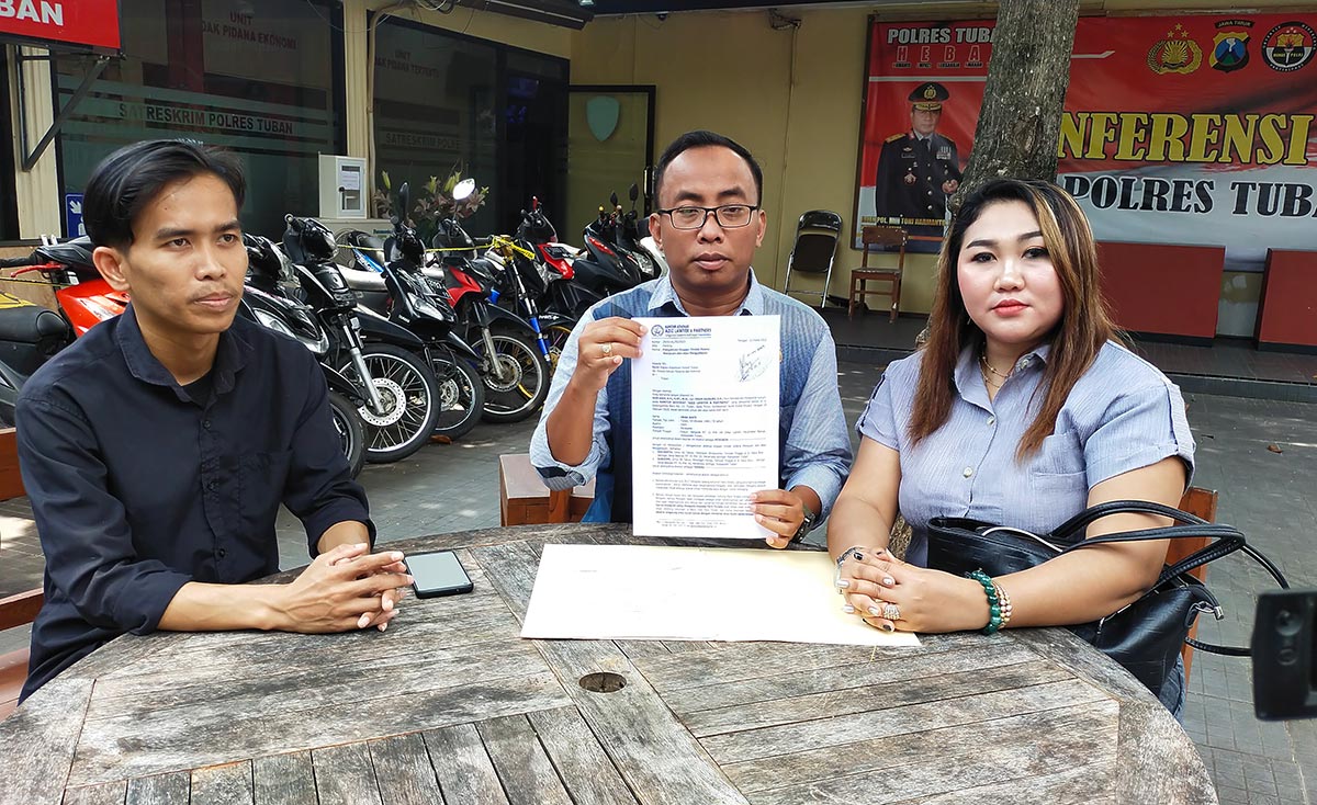 Ernawati (kanan) bersama kuasa hukumnya menunjukkan bukti laporan dari Polres Tuban.