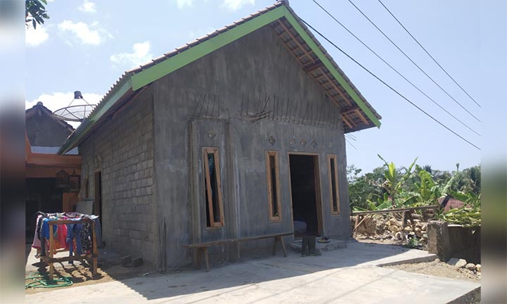 Bangunan rumah Samsul kini dilengkapi tembok dan genteng.
