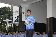 Sekdaprov Jatim Pimpin Upacara Rutin Tanggal 17 di Halaman Kantor Gubernur Jatim. foto:nisa/BANGSAONLINE