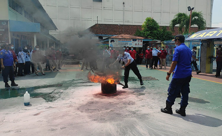 Pelatihan penanggulangan kebakaran di Lapas Kelas IIB Blitar. (foto: ist)