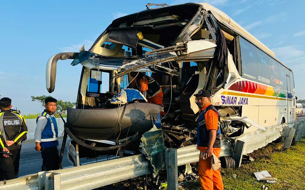 Kondisi Bus Sinar Jaya usai menabrak truk trailer.