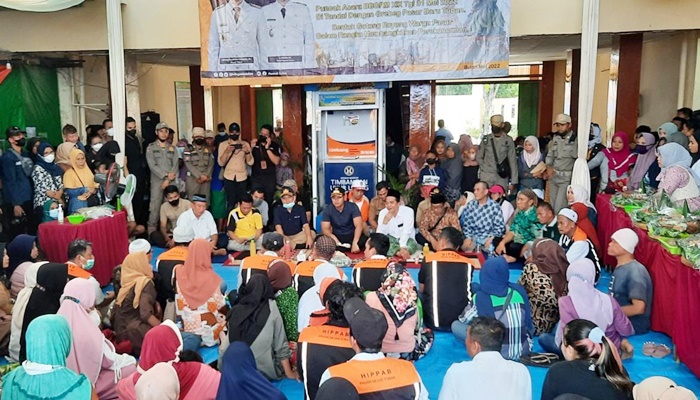 Bupati Tuban Aditya Halindra Faridzky saat berdialog dengan para pedagang Pasar Baru Tuban.