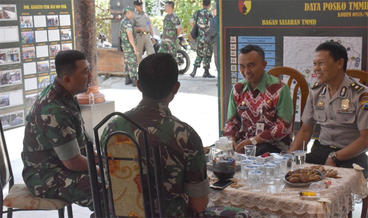 Dansatgas TMMD Letkol Inf Ferry Muzawwad saat dialog dengan anggota Polri.