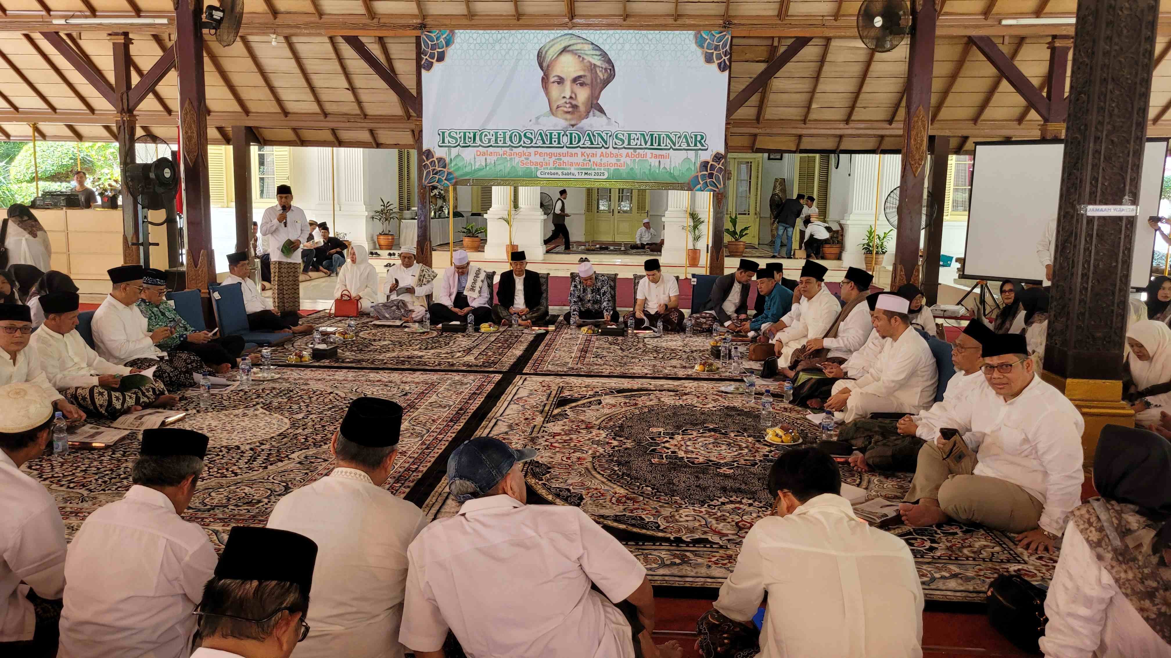 Para kiai dan nyai peserta istighatsah dan seminar pengusulan KH Abbas Abdul Jamil sebagai pahlawan nasional di Pendopo Pemerintah Kabupaten (Pemkab) Cirebon Jawa Barat, Sabtu (17/5/2025). Foto: mma/bangsaonline