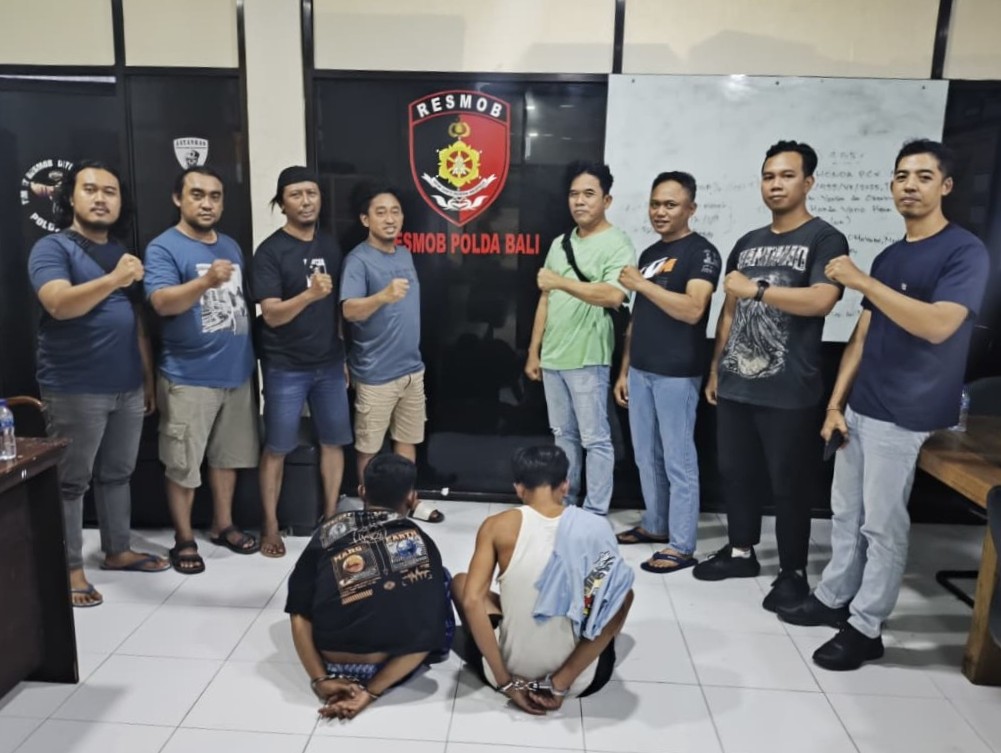 Kedua pelaku penganiayaan anak di bawah umur saat dibekuk Unit Jatanras Satreskrim Polres Tuban bersama Resmob Polda Bali.