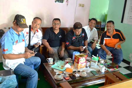 Sebagian wartawan lokal Banyuwangi usai merapatkan rencana turnamen tersebut. Hakim Said (kanan).