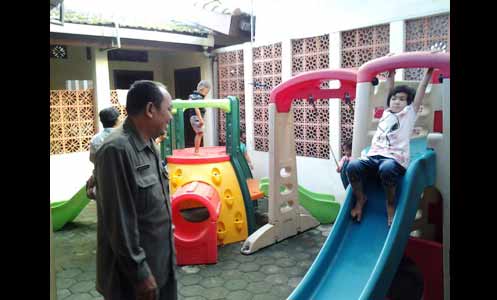 Kepala UPT Rupintec Pacitan, Ngudi, saat mendampingi kunjungan siswa TK.