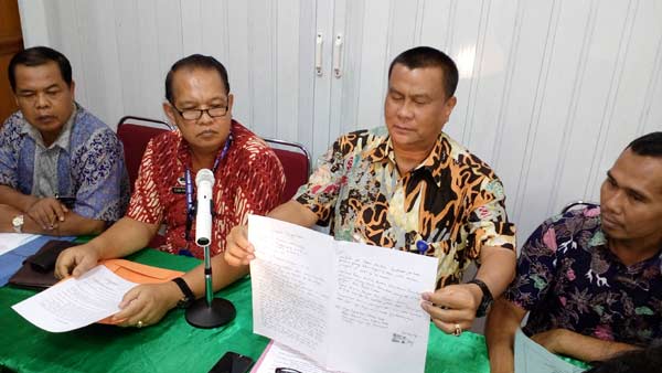 Kakanwil Kemenkumham Jatim menunjukan surat pernyataan yang ditulis Sodikin dari dalam lapas Porong. foto: eko/ BANGSAONLINE