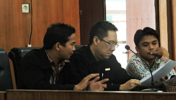 Gunadi Handoko (tengah) kuasa hukum Abdul Aziz saat menghadiri sidang di PN Malang. (Iwan Irawan/BANGSAONLINE)