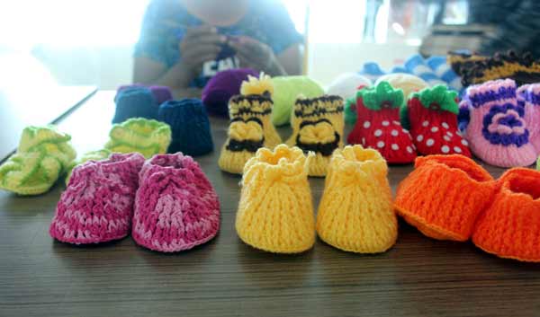 Tampilan sepatu rajut. foto: luckman hakim/ BANGSAONLINE