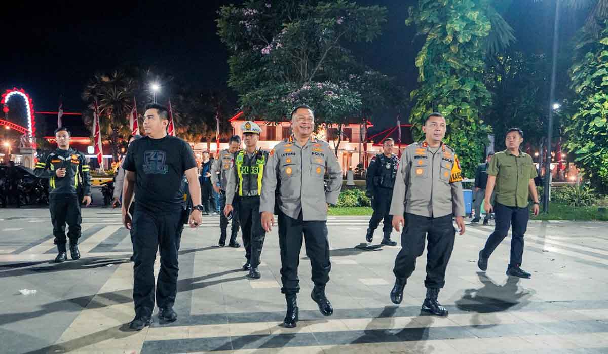 Kapolrestabes Surabaya saat memimpin patroli.