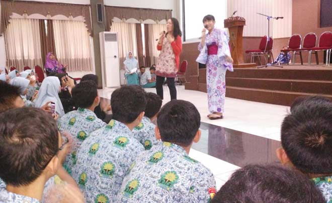 KENALKAN DIRI: Guru bahasa asal Jepang, Matsumoto Sumire (kanan) didampingi Ejima Ayae (juga guru bahasa asal Jepang) mengenalkan diri kepada siswa SMAMDA Sidoarjo, di Aula SMAMDA, Kamis (18/8). foto: MUSTAIN/ BANGSAONLINE