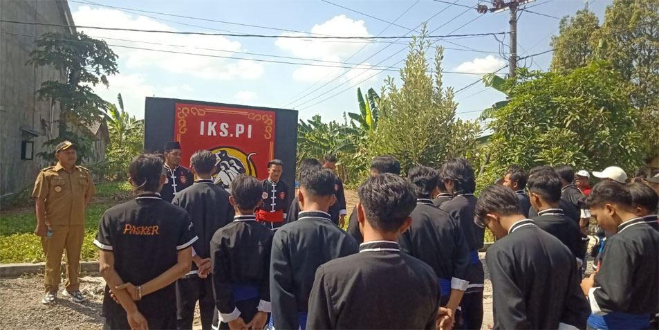 Para pesilat IKSPI Kera Sakti saat akan merobohkan tugu mereka di Desa Brangkal, Balongpanggang. 