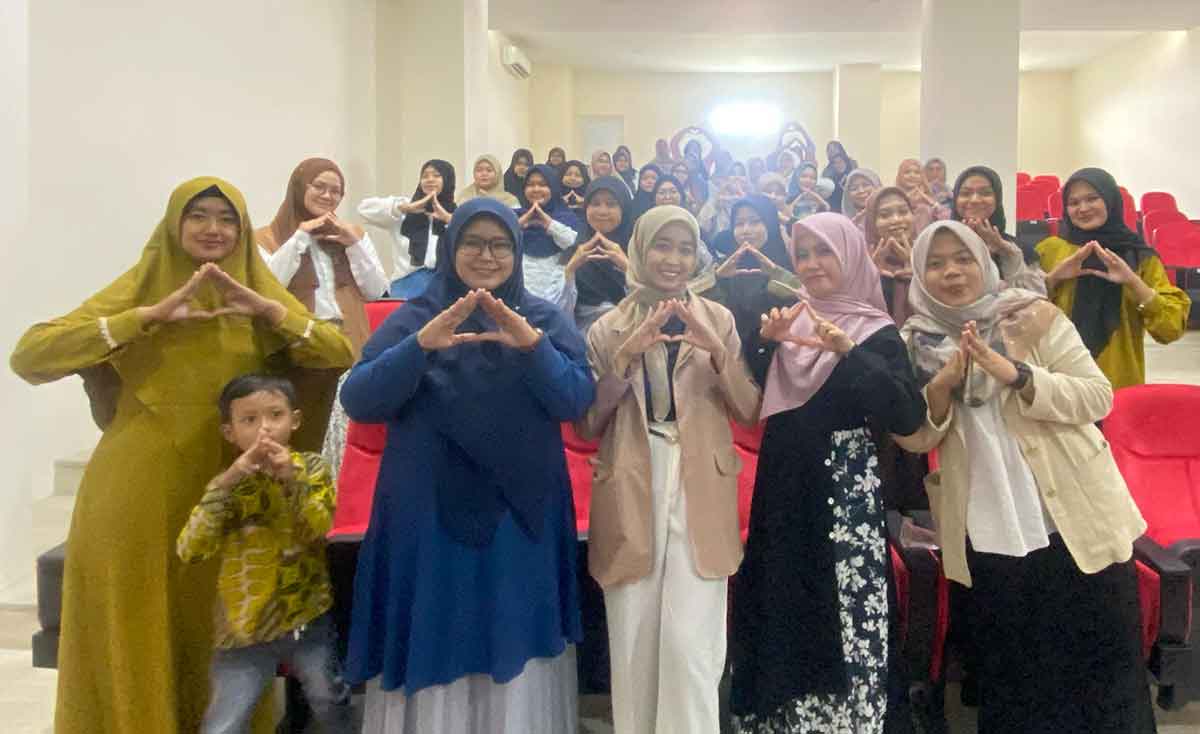 Para peserta pelatihan yang digelar PDNA Surabaya saat foto bersama usai acara.