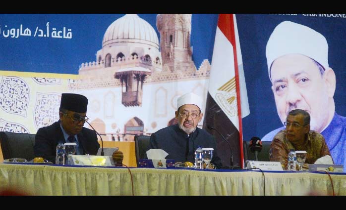 Imam Besar Universitas Al Azhar di Kairo Muhammad Ahmad Al Thayyib (tengah) saat di UIN Syarif Hidayatullah, Tangerang Selatan. Dia memerintahkan Syekh Amr Wardani pulang dan tidak ikut campur urusan dalam negeri Indonesia. 