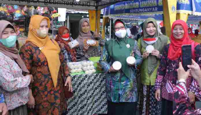 Wabup Aminatun Habibah (tiga dari kanan) menunjukkan produk UMKM saat hadir di Gebyar Bazar UMKM. foto: SYUHUD/ BANGSAONLINE.com