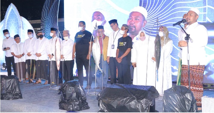 Bupati Gresik Fandi Akhmad Yani (kanan) saat memberikan sambutan dalam pembukaan kontes bandeng kawak. foto: SYUHUD/ BANGSAONLINE
