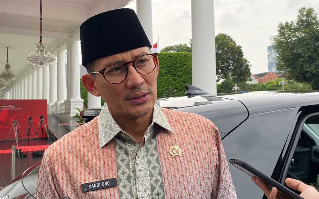 Menteri Pariwisata dan Ekonomi Kreatif Sandiaga Uno melaporkan mahalnya harga tiket transportasi menjelang mudik Lebaran kepada Presiden Joko Widodo di Istana Kepresidenan, Jakarta Pusat, Rabu (13/3/2024).