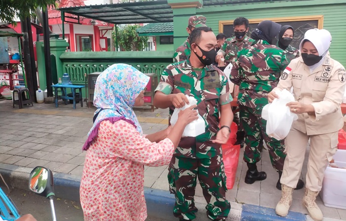 Jelang Berbuka, Dandim Ngawi Bagikan Takjil kepada Warga yang Melintas di Depan Makodim