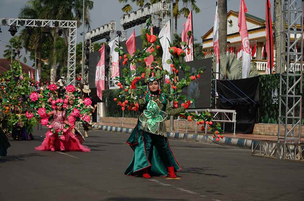 Salah satu kostum unik yang ditampilkan oleh salah satu peserta JFC menjadi sorotan para pengunjung. (Ist)
