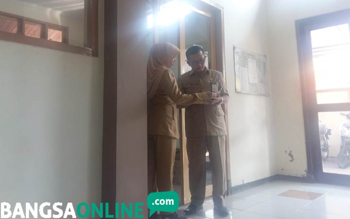 Kepala Dispendik Lumajang, Siswinarko memenuhi panggilan auditor Ispektorat pekan lalu, dalam kasus OTT pengadaan buku TK dana BOP DAK tahun 2018. foto: IMRON/ BANGSAONLINE