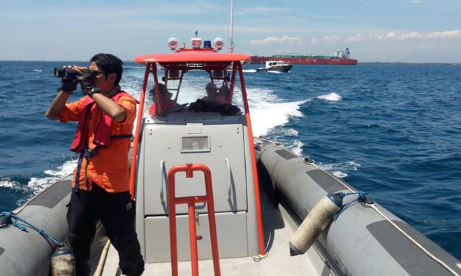Tim dari BPBD Situbondo saat melakukan pencarian nelayan yang hilang di perairan Kalbut. foto: BANGSAONLINE