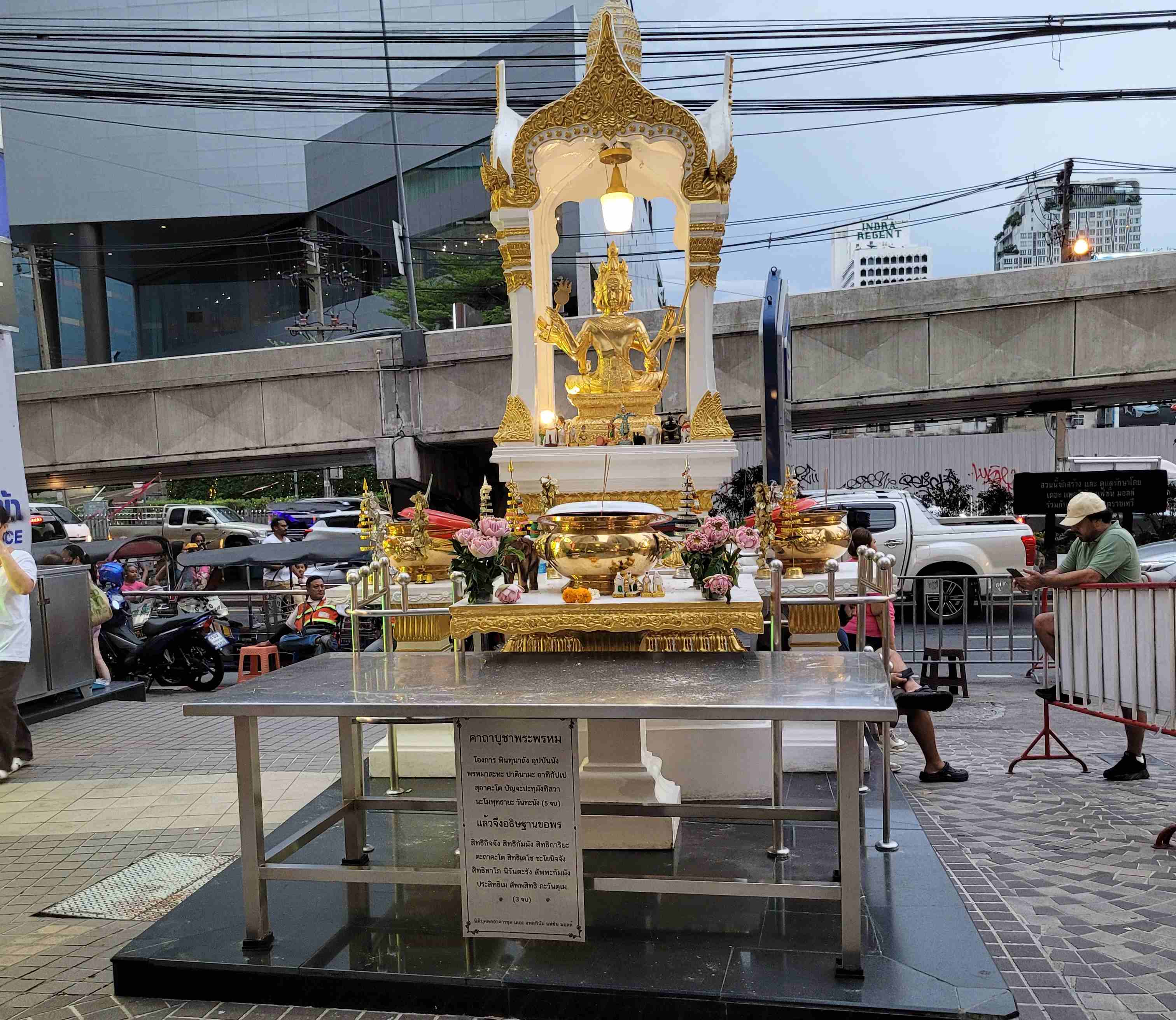 Hampir di setiap pusat keramaian ada tempat ritual Budha, termasuk di pusat perbelanjaan atau mall di Bangkok Thailand. Foto: M Mas