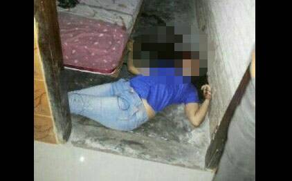Mela Ardiana tergeletak di lantai bersimbah darah. Foto: fery/BANGSAONLINE