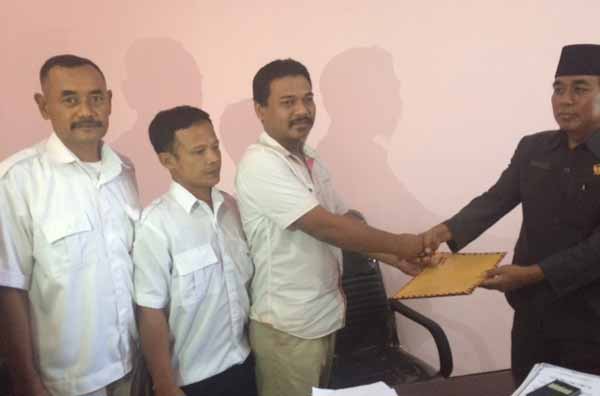 Perwakilan ketiga PAC saat menyerahkan surat ke fraksi Partai Gerindra dan diterima oleh Wiko Winarko. foto: arif kurniawan/BANGSAONLINE