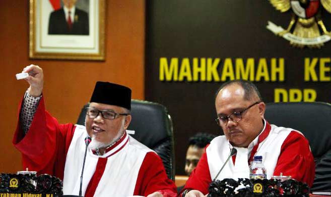 Ketua MKD Surahman Hidayat (kiri), dan Wakil Ketua MKD Junimart Girsang saat mendengar keterangan Menteri ESDM Sudirman Said. foto: KOMPAS